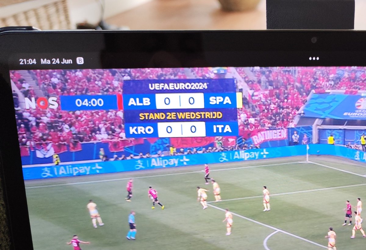 Ik kan de wedstrijd amper zien met zo'n ENORM 'scorebord'... 🙈 @EURO2024 #albspa #kroita