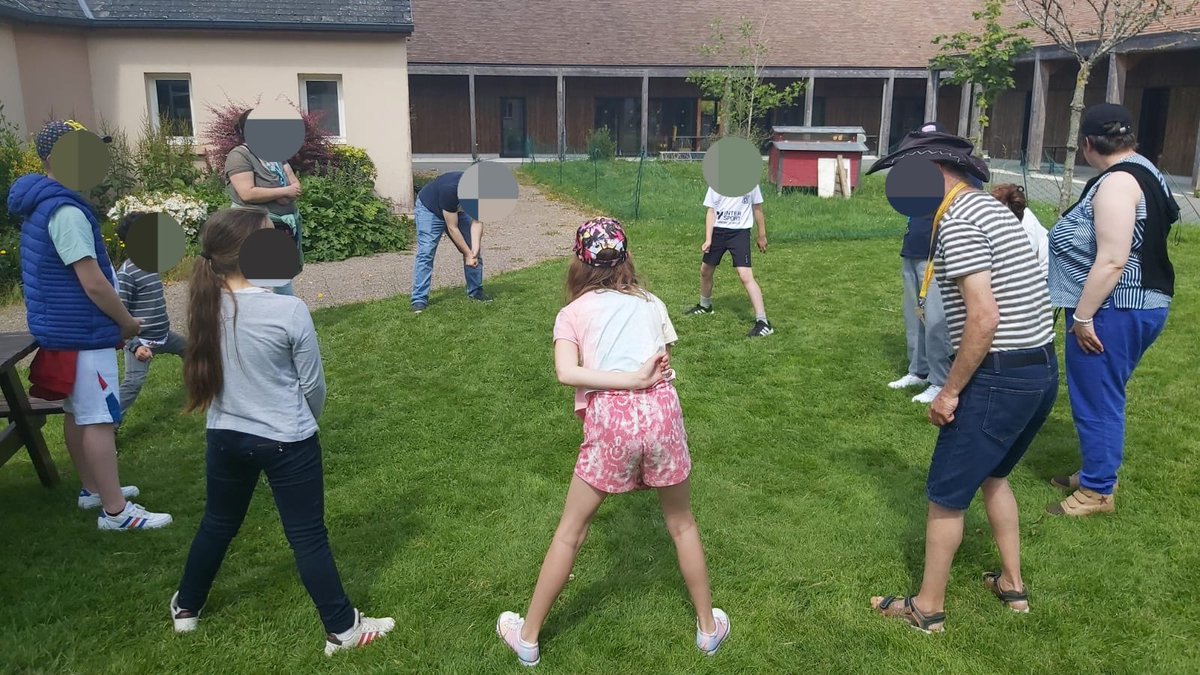 Jolis moments de partage entre nos élèves de cm1 et cm2 et les résidents du foyer Louise Marie. Mölky, parachute, parcours de motricité, baby-foot, dessin, discussions ... autant de moments qui renforcent les liens. Merci aussi aux parents qui nous ont accompagnés #E3D #handicap