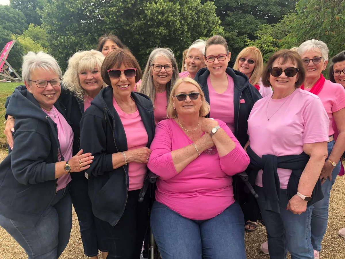 What a bloomin' lovely singout!
Yesterday, Spinnakerettes performed to passing visitors and an enthusiastic audience on the lawns at the National Trust's Hinton Ampner Estate. 

What a glorious day!
