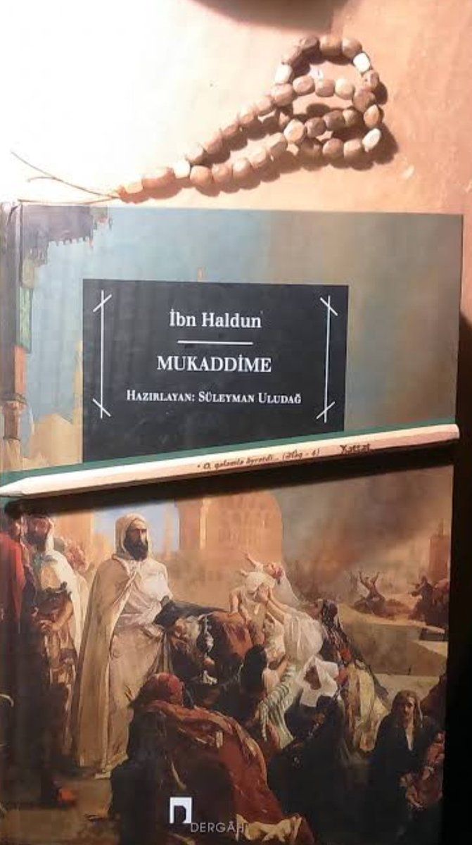 Bzalkanowski's tweet photo. Kıssadan Hisseli Memleket Meselesi;

Sayın Hazine Ve Maliye Bakanı Mehmet Şimşek ;

Şüphesiz; İbn-i Haldun / Mukaddime eserini bilirsiniz. Yoğun gündemimizde unutmuş olacağınızı düşünerek bahsi geçen eserde #Vergi konulu kısmını hatırlatarak dikkatinize sunarım ;

Vergilerin az veya çok oluşunun sebepleri 

Mukaddime 38. Fasılda “Vergiler, vergilerin az veya çok oluşunun sebeplerine dair” başlığı altında şu hususlara yer verilmiştir.

Bil ki, devletin başlangıcında halka yüklenen vergiler az, ancak toplanan vergiden elde edilen yekûn çoktur. Bunun sebebi şudur:  halkın toplam mallarından alınan vergi miktarı çok azdır. Miktar az olunca insanlar şevkle çalışır, ülke mamur hale gelip kalkınır, üretim artar ve müreffeh bir yaşama kavuşurlar. Ülke mamur hale gelip kalkınınca da vergi alınacak malların sayısı artar ve böylece elde edilen toplam vergi çoğalır.

Devletin yoluna devam etmesi, hükümdarların birbirini takip etmesi ve yönetimde akılcılığın hakim olmasıyla, sadelik ve insanların mallarından uzak durma gibi bedevilik özellikleri kaybolur. Bunun yerine akılcılığı esas alan koyu bir saltanat gelir. Bu dönemde devletin başındakiler bilgiçlik özelliklerine bürünürler, nimetlere ve lükse dalarlar, pahalı alışkanlıkları ve ihtiyaçları çoğalır.

Sonuçta çiftçilerin ve diğer kesimlerin üzerindeki vergi yükünü artırma yoluna giderler. Daha çok vergi geliri elde etmek için, her kalemdeki vergileri büyük miktarlarda artırırlar. Aşağıda değineceğimiz gibi, her alışverişe vergi koyarlar.

Sonra devleti idare edenlerin lükslerinin ve ihtiyaçlarının artışına bağlı olarak, vergiler de sürekli olarak kademe kademe artar. Ancak halk üzerindeki vergiler o kadar ağır olmasına rağmen, bu vergilere katlanırlar ve sanki alışılmış bir yükümlülük haline gelir. Çünkü artışlar çok az miktarlarda kademe kademe yapıldığı için, halk bu artışların kim tarafından yapıldığının veya bu vergilerin kim tarafından konulduğunun farkına bile varmaz. Sadece, bütün vergilerin, halkın alışılagelen bir yükümlülüğü olduğu bilinir.

Ancak, sürekli olarak artan vergiler, zamanla itidal ve kabul edilebilirlik sınırlarını aşar. Sonuçta halkın çalışma ve üretim şevki kaybolur. Çünkü ödedikleri vergiler ile kendi ellerinde kalan gelirleri karşılaştırdıklarında, (çalışmalarının karşılığı olarak) çok az bir menfaat elde ettikleri görülür. Bu durum onların kazanç elde etme emellerini yok eder ve böylece çok sayıda kişi çalışmaktan ve üretimden tamamen el çeker. Sonuçta tek tek fertlerden toplanan vergilerin azalmasıyla toplam vergi gelirleri de azalır. Ancak idareciler vergi miktarını daha da artırırlar ve bununla azalan vergi gelirlerinin düzeleceğini sanırlar. Ve nihayet vergi miktarları ulaşabileceği en üst sınıra dayanır. Çünkü artık üretim masrafları ve vergilerin her şeyi alıp götürdüğü ve geriye hiçbir menfaatin kalmadığı bir aşamaya gelinir.

Toplam vergi gelirlerinin iyileştirileceği zannıyla, vergi oranlarındaki artış ve vergi gelirlerindeki düşüş, -üretimden elde edilecek bütün menfaat beklentilerinin yok olmasına bağlı olarak- toplumun (ve ülke ekonomisinin) zayıflayıp gerilemesine kadar devam eder. Ancak sonuç itibariyle bu durumun vebali ve zararları devlete döner. Çünkü toplumun iyi durumu, kalkınmışlığı ve üretici durumda bulunmasının faydası da devletin yararınadır. Eğer bütün bunları anladıysan, üretim ve kalkınmada en güçlü etkinin, üreticilere yüklenecek vergi oranlarının mümkün olduğu ölçüde az olması gerektiğini bilirsin. 

#MehmetŞimşek #Ekonomi #Enflasyon #MerkezBankası #Faiz #Nass #Vergi  #VergiAdaletsizliği #iktisat #Laffer #IbniHaldun