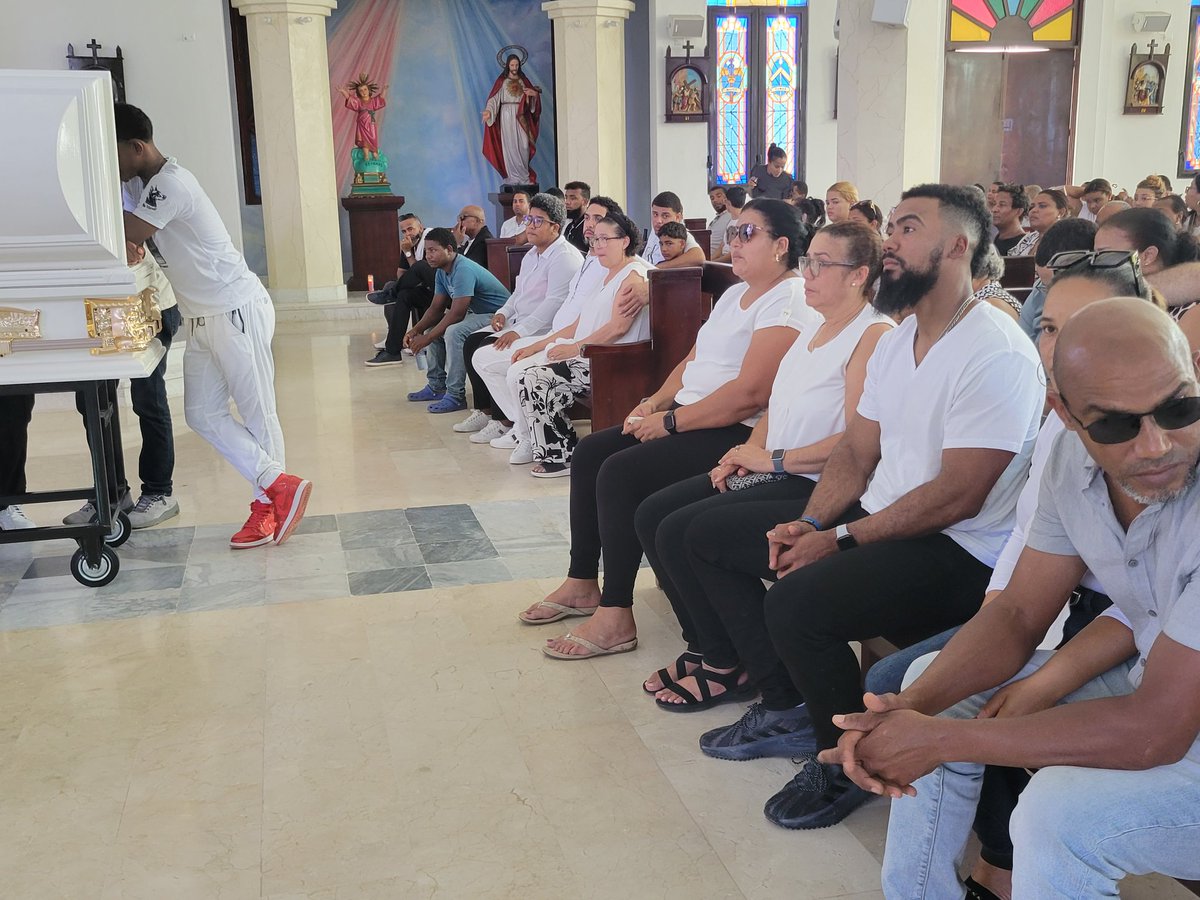 winstonimperio's tweet photo. Teoscar Hernánadez, participando junto a su familia, en la misa de cuerpo presente de su abuelo materno Pedro Pérez, en el municipio de Cotui, Sánchez Ramirez.@hgomez27 @antoniopuesan @LuichySanchez @ https://t.co/0tthqnkHWQ