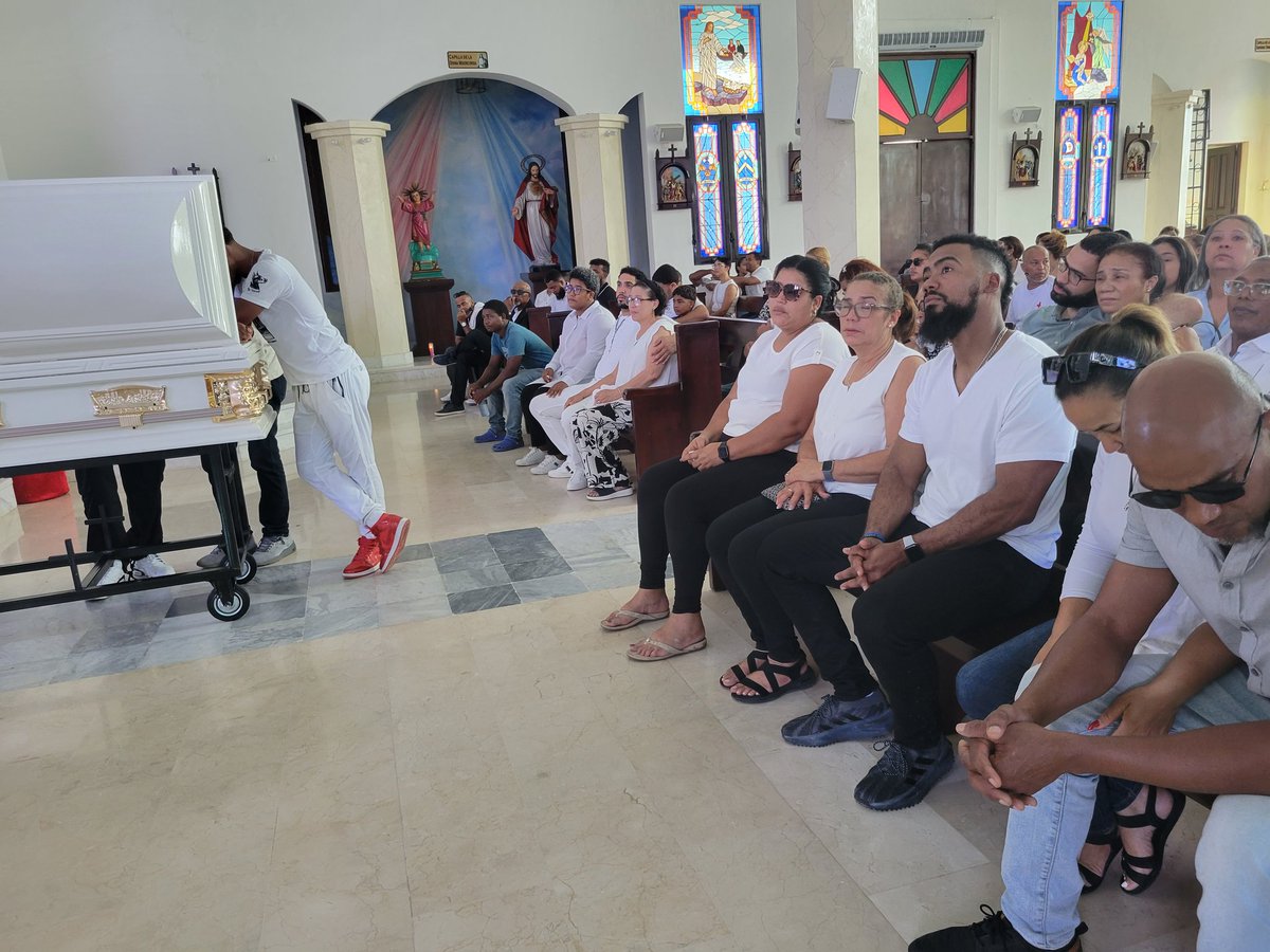 winstonimperio's tweet photo. Teoscar Hernánadez, participando junto a su familia, en la misa de cuerpo presente de su abuelo materno Pedro Pérez, en el municipio de Cotui, Sánchez Ramirez.@hgomez27 @antoniopuesan @LuichySanchez @ https://t.co/0tthqnkHWQ