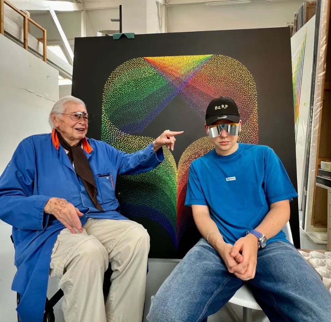 Bizarrap junto al artista Julio Le Parc en París, Francia.