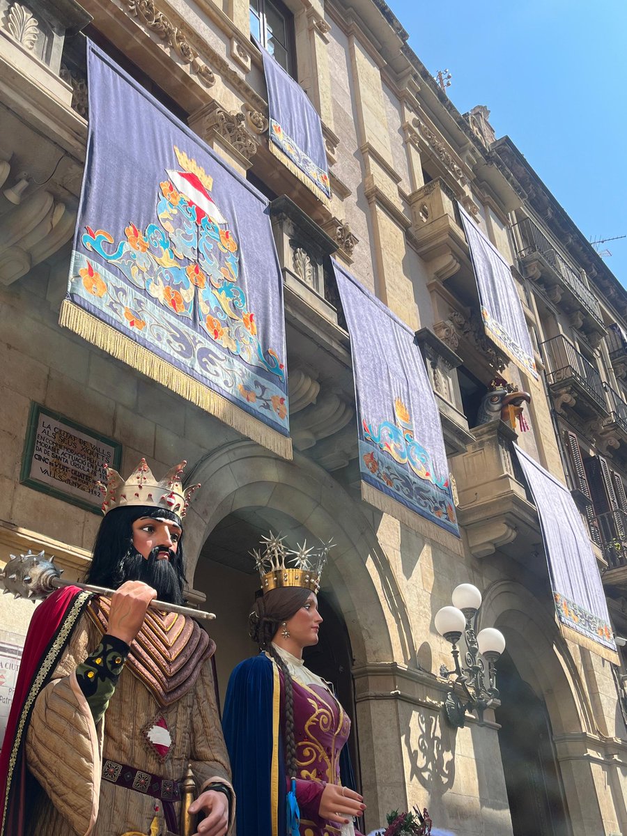 Bona diada de Sant Joan! 

Avui és festa major a molts pobles i ciutats com Pineda de Mar, Valls, Olesa de Montserrat, Les Roquetes, Sant Joan les Fonts i Alins. Un bon dia per veure i viure les danses vives de cada població.

Que gaudiu de la coca dolça i la cultura popular!