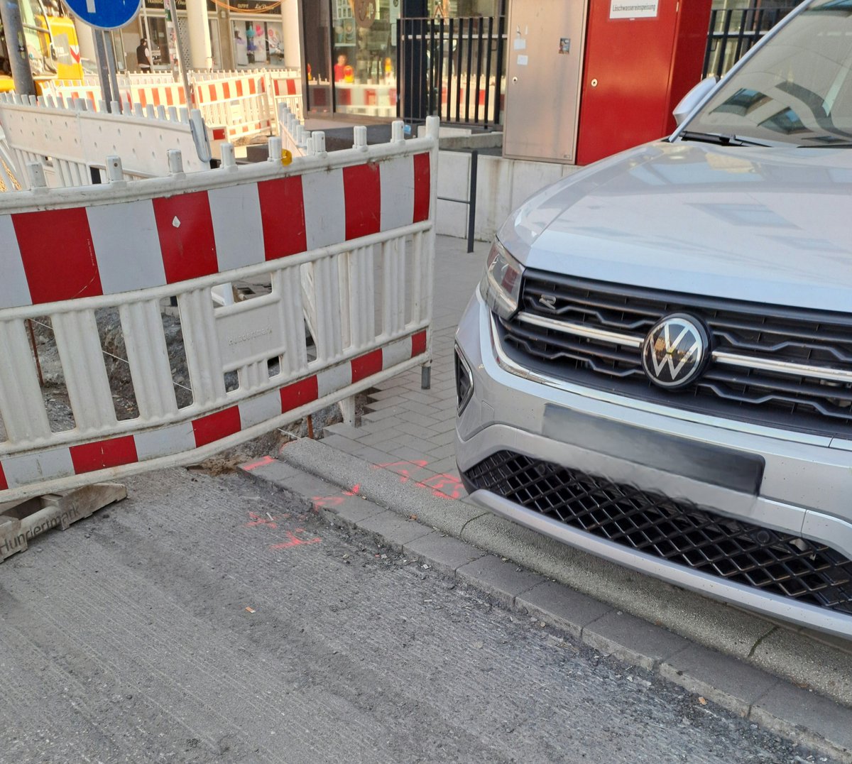 Fahrradhoelle45's tweet image. Mit Rollstuhl oder Rollator will hier bestimmt niemand durch, darum kann der Parkplatz trotz Baustelle erhalten bleiben.
#Parkdruck
#CarFirst
