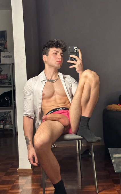 Make me hard you bottom ?? https://t.co/9h54PEwUcJ