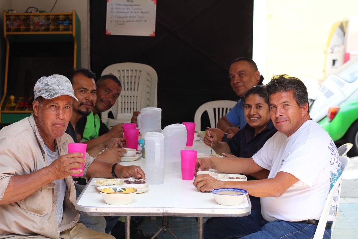 ¡Los comedores comunitarios y públicos ya son un derecho! 

Hoy se publicó en la Gaceta Oficial la reforma que incorpora a la Constitución de la Ciudad de México el Sistema de Comedores Públicos y Comunitarios, con lo cual garantizamos la permanencia, la gradual universalización