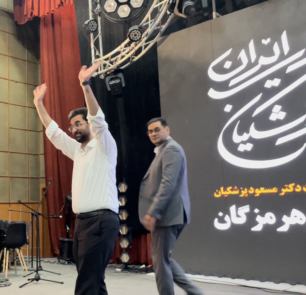 اینجا بندرعباس…
آقای قاضی زاده، دستور قطع اینترنت را در سال ۹۸ کاندیدای اصلی شما که امروز در کنار شما در مناظره نشسته است، تصویب کرد، چرا گردنگیری شما خراب است. ما تحریم شدیم که فرزندان رفقای شما اقامت خارج از کشور بگیرند؟ حیا کنید!