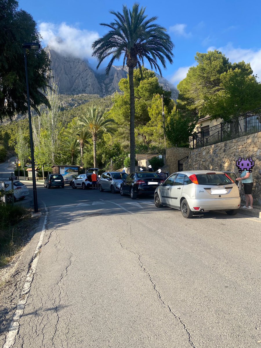 Jaume_Chuck's tweet photo. Estem en sequera, però a Finestrat regalem aigua, i damunt no tenen suficient amb 10 litres, és a dir, 2 garrafes, han de venir amb 20 mínim cadascun. https://t.co/4UFNl9xYZr