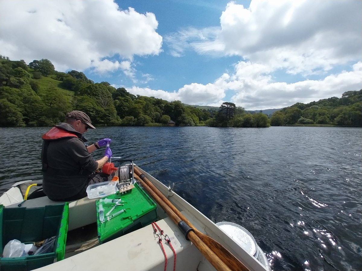 KellyQuesne's tweet photo. The @UKCEH_LakeEco team &amp; I are enjoying the sun 🌞 as we collect H2O from Cumbrian #lakes to look at how #microbial communities are affected by different #nutrient concentrations, and how those communities use and process carbon dioxide and #methane in water. @Gareth_McShane_ https://t.co/Ig2cBVR9Mx