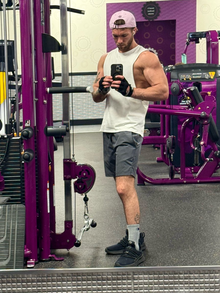 DER3Kjames's tweet photo. The only way to define your limits is by going beyond them. 💪🏼 #gym #workout #flex #gymmotivation #gay #gayman #lgbtq #lgbtqia https://t.co/HfGNpAWHu5