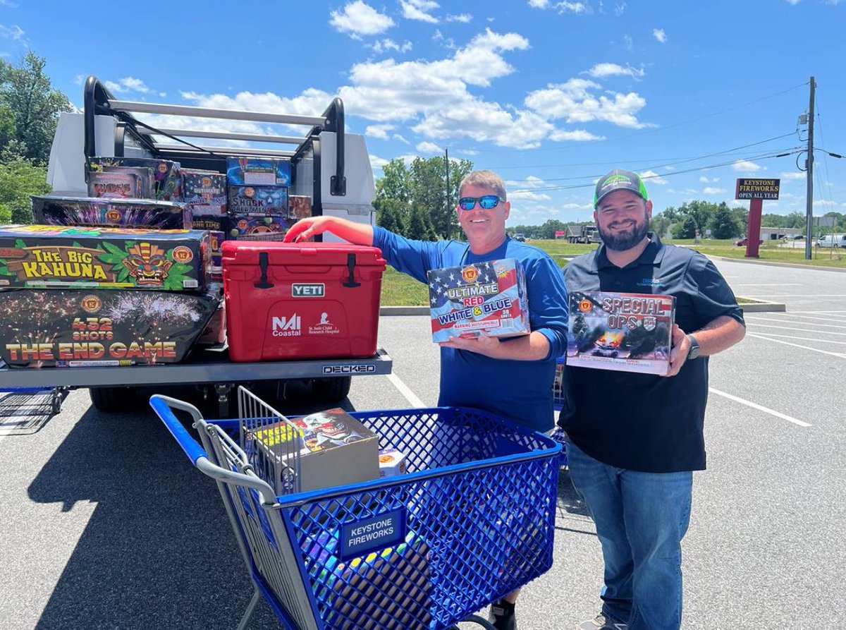 KeystoneFirewks's tweet image. Jeff, Keith and Terry are starting the week off right! They are our Big Spenders at our Nottinghamshire location!

We have deals to fit any budget! Check them out here ➡️ keystonefireworks.com/all-fireworks-…