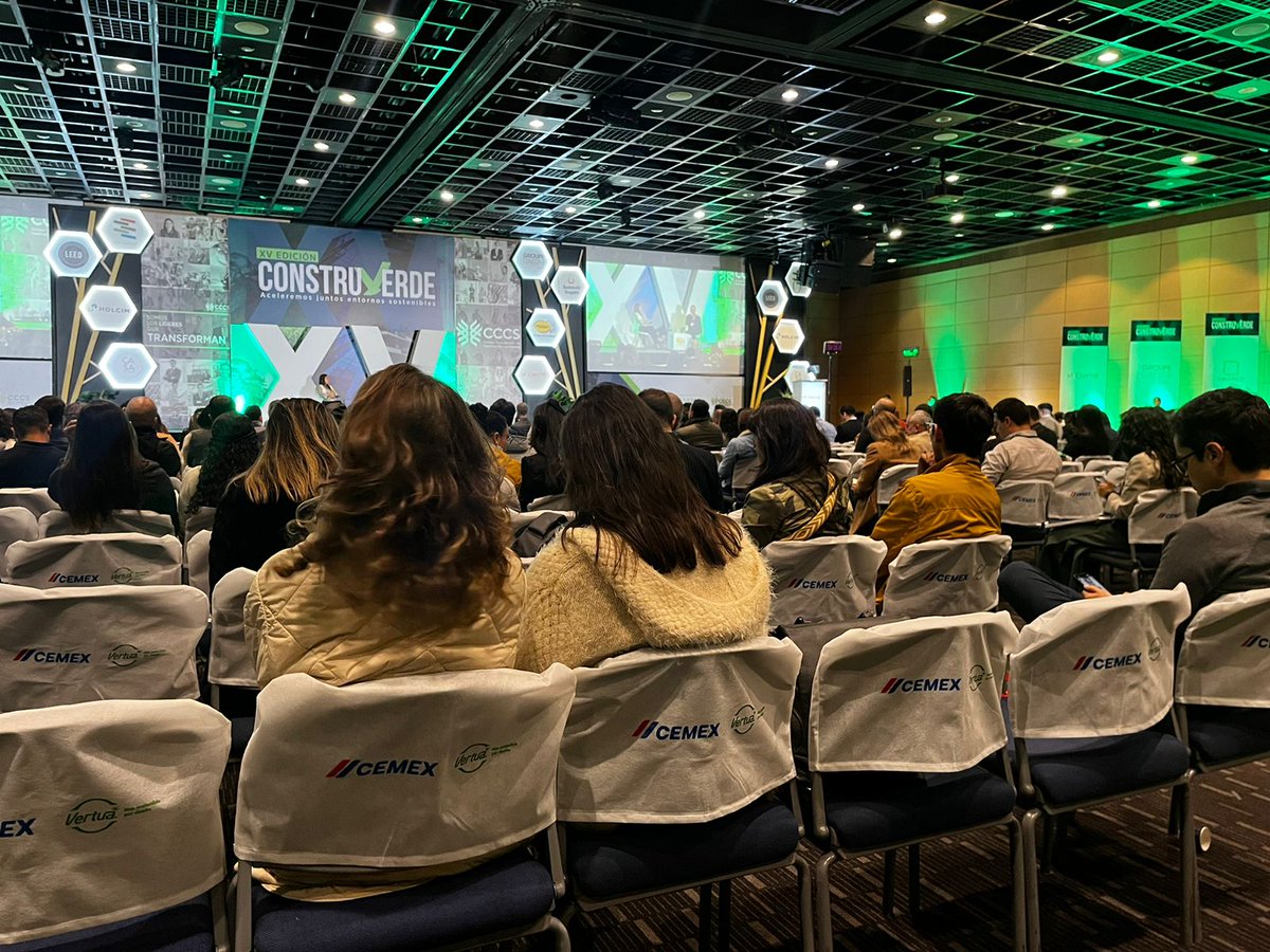 CEMEX_Colombia's tweet photo. En el marco de #Construverde 2024, en los Premios Líderes que Transforman de @CCCSColombiaGBC  hemos sigo galardonados en la categoría de Soluciones Sostenibles con #Vertua diseño optimizado. ¡Seguimos trabajando por un mejor futuro para todos! https://t.co/hqKavT4VSI
