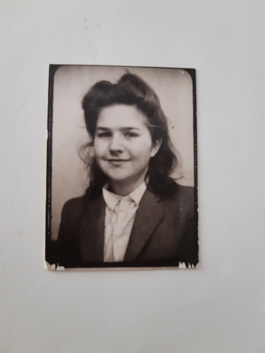 Je découvre une nouvelle photo d’Estelle Moufflarge. C’est la première fois que je la vois souriante. Difficile de mettre des mots sur mon émotion.