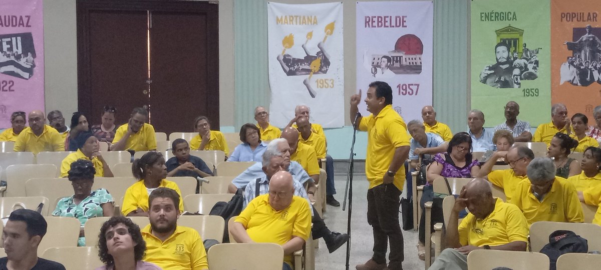 Nosotros, como aquel Corneta de Maceo, no sabemos tocar retirada, nuestra música es al combate! La hora no es de titubeos, es de lucha y victoria.
Alto y claro se dijo en la Asamblea del PCC de la Universidad de la Habana.
#LaHabanaViveEnMí
#CubaVa