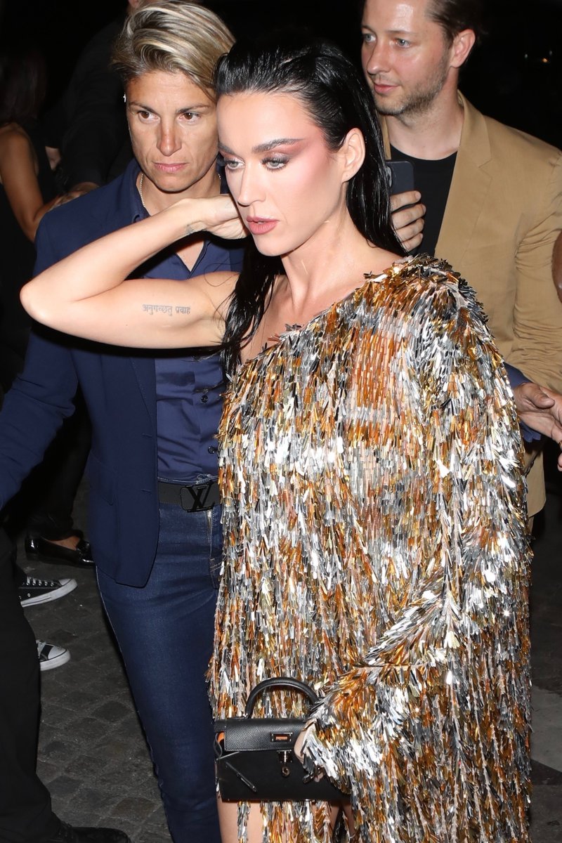 KPOnlineCom's tweet photo. 🔥🔥 Katy Perry slaying PFW! 🔥🔥

All updated now on our website: 
🔗 https://t.co/QjL0AEsnqv https://t.co/WjZbKRoVk8