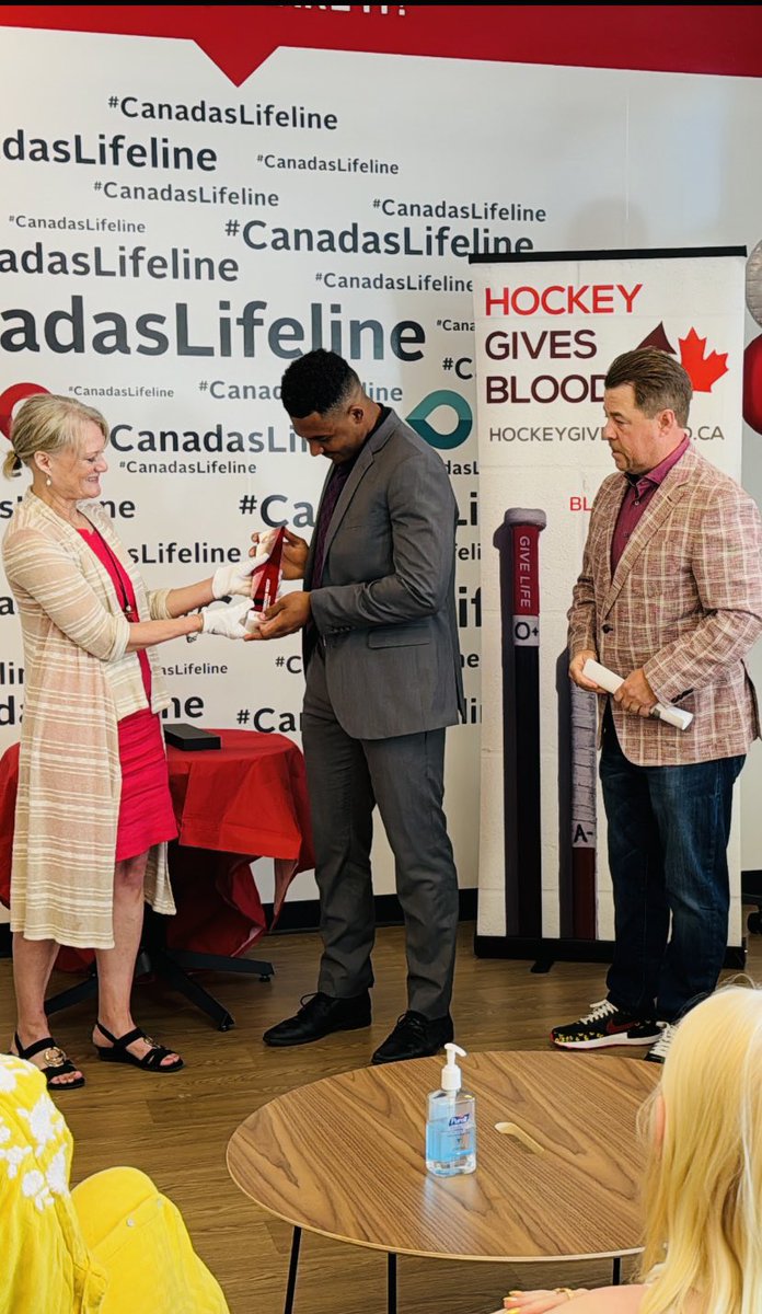 hkygivesblood's tweet photo. 🏆 Donovan McCoy of the @Sudbury_Wolves  wins the 2024 Dayna Brons Honorary Award for his selfless contributions to @CanadasLifeline .

Sam Cosentino from Sportsnet was in attendance to help present the award.
📖  https://t.co/MvsFEGG9Wl https://t.co/67GkmZSTFx