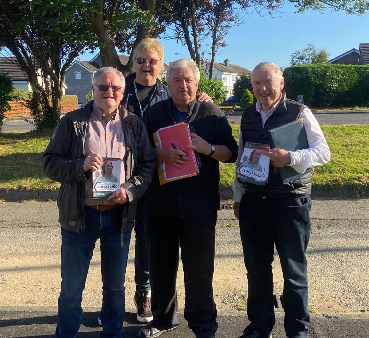 llinos_medi's tweet photo. 📍 Hermon
📍Bethel
📍Dwyran
📍Llangefni
📍Llangoed

…a’r neges yn glir ymhobman - mae pobl yn barod am newid, yn gweld nad yw Starmer yn cynnig ddim i Gymru, ac am lais lleol fydd wastad yn rhoi buddiannau ac anghenion Ynys Môn gyntaf! 🏴󠁧󠁢󠁷󠁬󠁳󠁿

✅ Plaid Cymru https://t.co/z05lTzPfKr