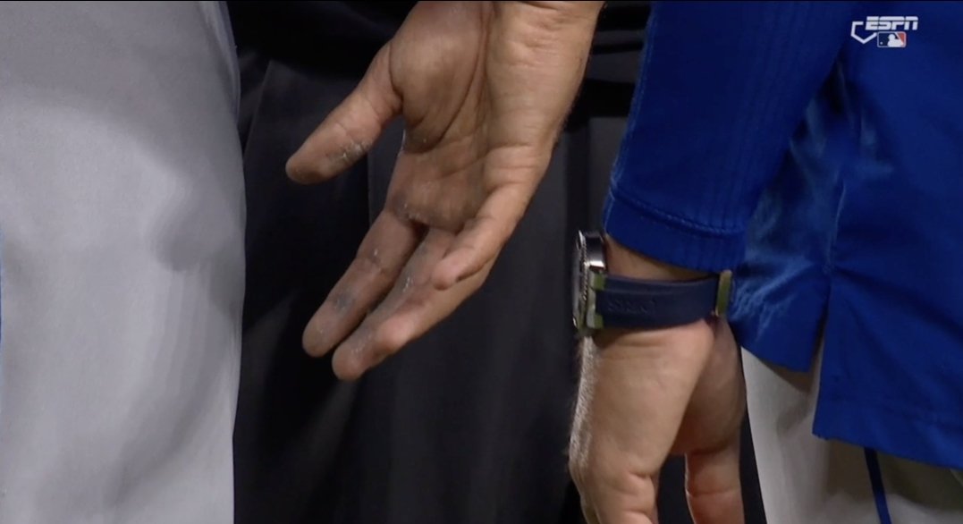 BravesChopLive's tweet photo. One hand belongs to Edwin Diaz of the @Mets
One hand belongs to @SpiderMan. 🕸 🕷 
One was ejected for using a foreign substance for spin rate. 🌀
One uses a foreign substance to fight crime.

#Cheating https://t.co/MTo15wdivB