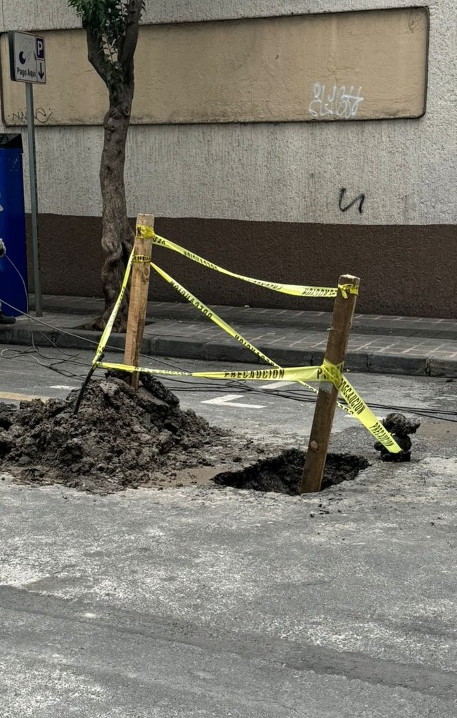Agradecemos a @SacmexCDMX la atención a la fuga que había en calle Roma de #ColoniaJuarez. Ahora solicitamos a la <a href="/AlcCuauhtemocMx/">Alcaldía Cuauhtémoc</a> y a <a href="/su_cdmx/">Servicios Urbanos</a> su apoyo para tapar ese peligroso hoyo que quedó en la carpeta asfáltica para evitar algún accidente y/o se inunde con las lluvias