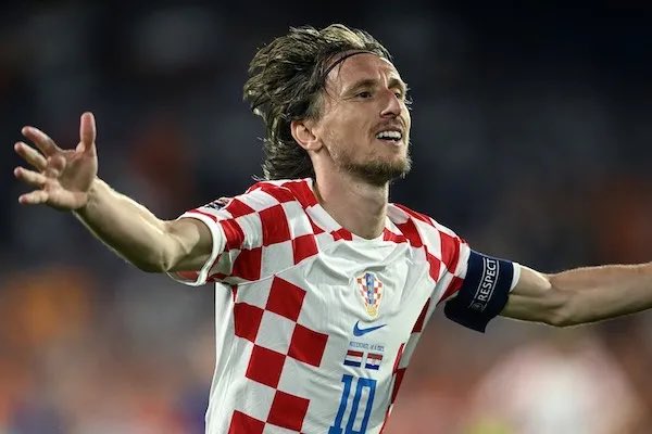 Il Vate di Cascais tweet media