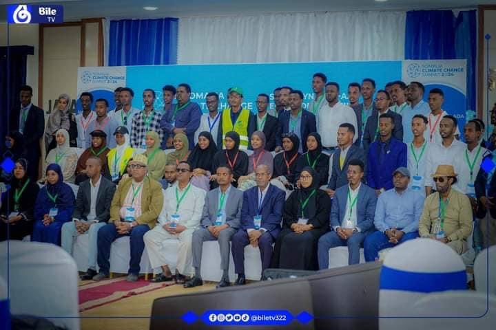 Faizafathi2's tweet photo. Sharaf bey i ahed inan ka qeybgalo shirwenaha isbedelka cimilada somaliya oo socday 2malin oo ay so qaban qabisay @EcohubSomalia waxa nalagu maamusay  shahaado sharaf anigo matalayay teamkayga @SOGPA2 oo ah hay,ad ushaqesa Una ololesa arimaha deeganka 💚 https://t.co/VuCFBIwruC