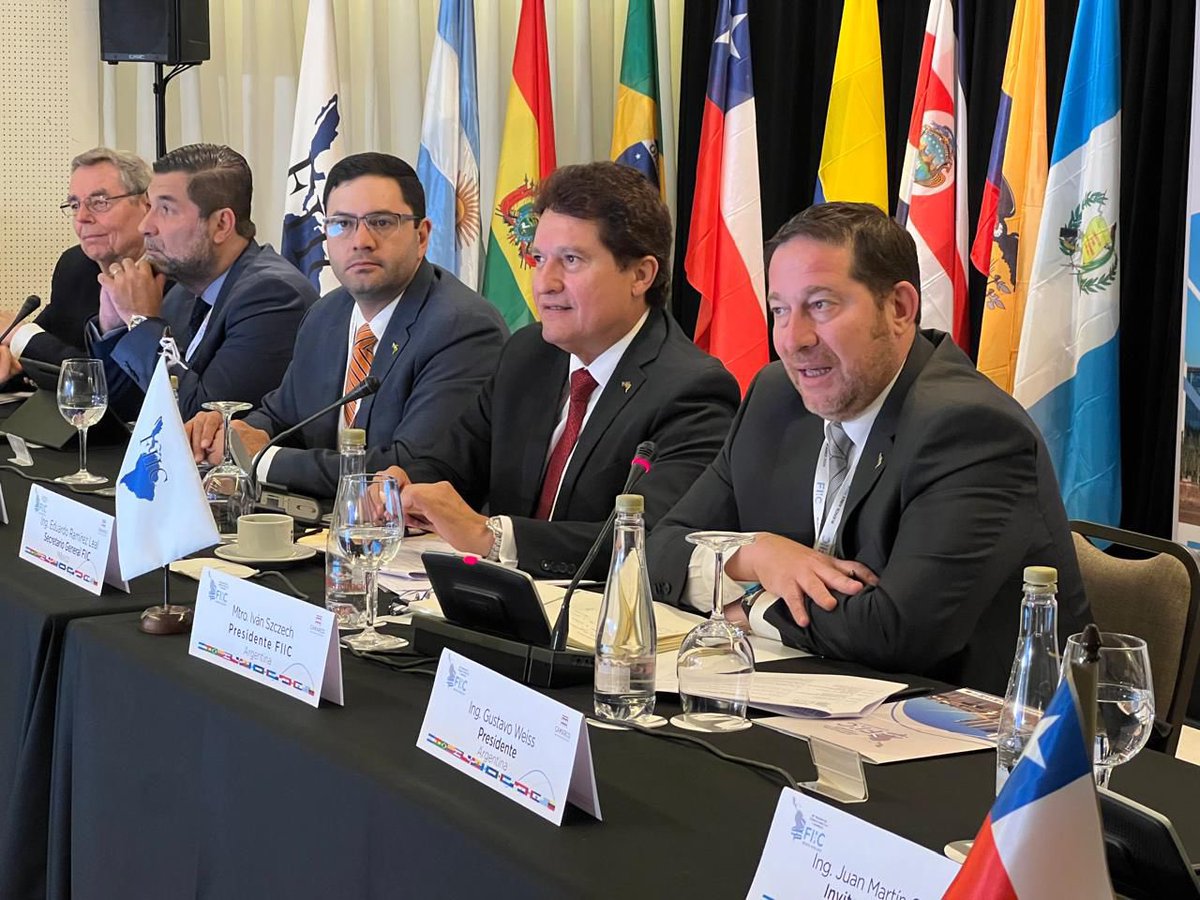 El Presidente FlIC, Mtro. <a href="/ivan_szczech/">Nestor Ivan Szczech</a> da por iniciados los trabajos de 89 Consejo Directivo @FiicLa en Buenos Aires, donde informan las diferentes comisiones de trabajo,Columna vertebral de la organización. Federación Interamericana integrada por 18 países.