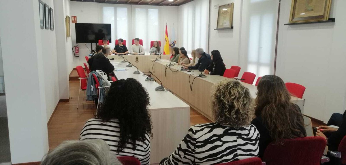 RobertoBarral4's tweet photo. Alumnos e profesores do IESP de Ames do proxecto "Sustainable cities and schools: How smart do we live? na recepción do alcalde e a corporación municipal de Ames con motivo da entrega dunha carta de suxestións para un concello más eficiente e sostible.
Gran traballo rapaces! https://t.co/LFmbCOW6MJ