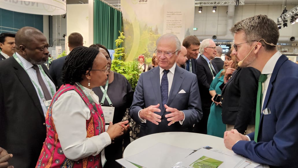 KEFRIHQ's tweet photo. Earlier today when his Majesty King Carl XVI Gustav visited our IUFRO exhibition booth in Stockholm Sweden #IUFRO2024 https://t.co/iO7M55fOTy
