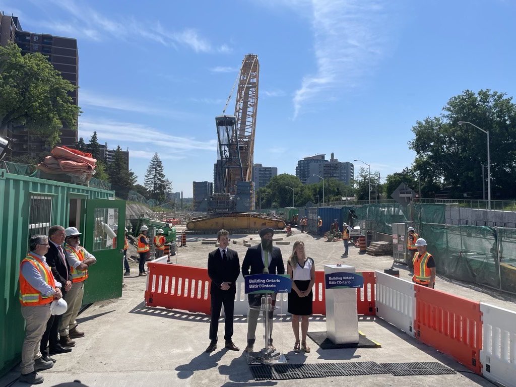 PrabSarkaria's tweet photo. Tunneling work for western portion of the Eglinton Crosstown West Extension is complete! 

This historic project will 

🚊 connect the east end of Toronto to Mississauga

❌reduce gridlock 

👷🏻‍♀️support over 4,500 good-paying jobs. https://t.co/7iNPscl19E