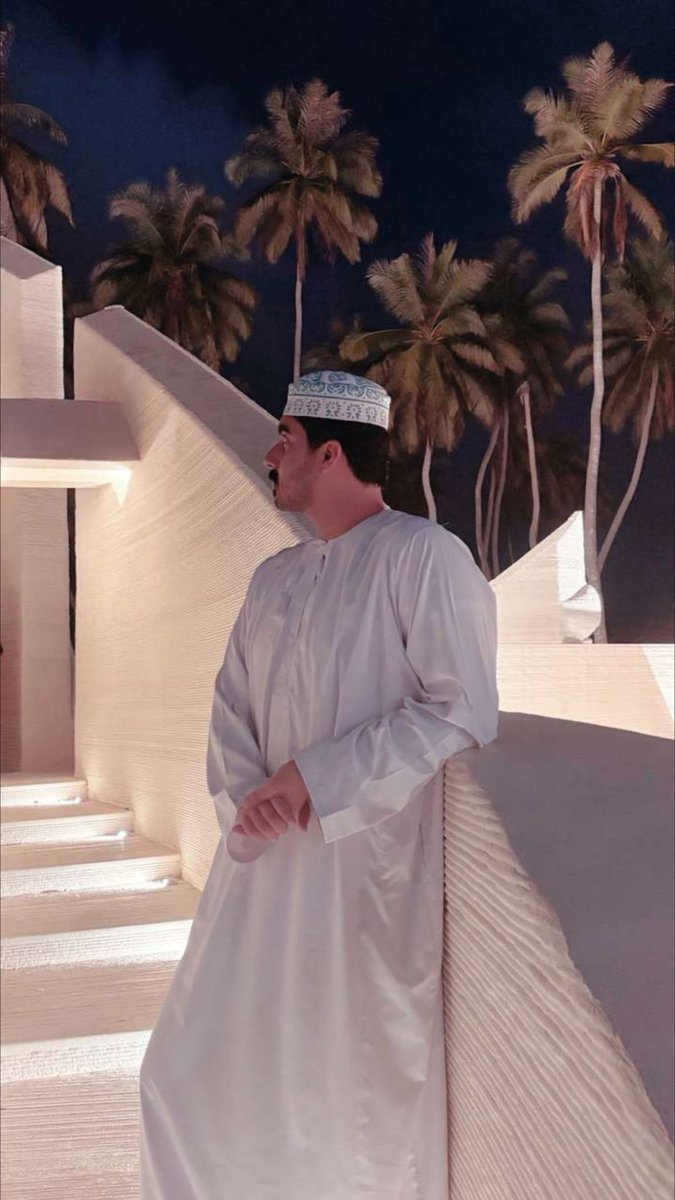 ماذا يَضيرك لو عشقتكِ مرةً
وضممت قدك بكرةً وأصيلا
وسدنت في محراب حبكِ خاشعاً
أدعو الإله مرتلاً ترتيلا
أنتِ المحبة يـا ظفار ولا أرى
من غير حبك يا ظفار بديلا❤️