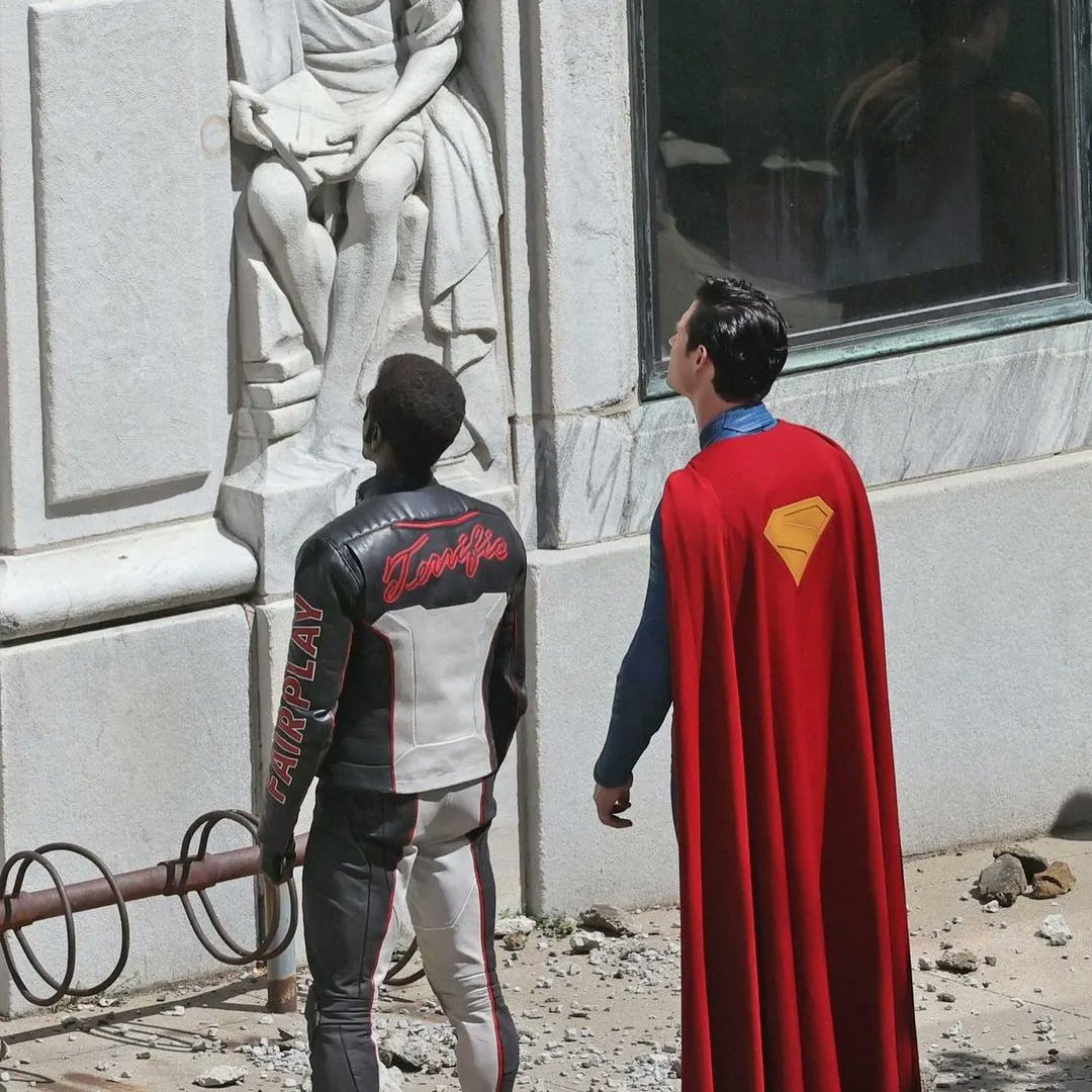 Nerd__Zone's tweet photo. Nuevas imágenes de Superman y Mr. Terrific en el set de SUPERMAN.. 
La capa 🤌

#SupermanLegacy #DavidCorenswet #Superman
#MrTerrific #JamesGunn #DavidCorenswet #DCU https://t.co/QbGvdgxVwF