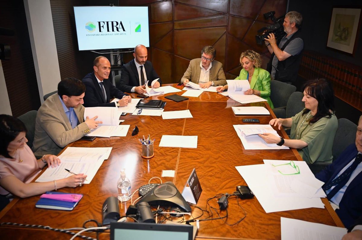 giacomodignazio's tweet photo. @FiRA_Abruzzo : Approvato il bilancio #2023. Bilancio in attivo e continuo investimento sull’economia abruzzese: in 3 anni 7300 imprese/professionisti finanzianti con circa  110 milioni di euro. 
Leggi tutto ➡️https://t.co/vZRc9tmJon https://t.co/10MVLtu3j0