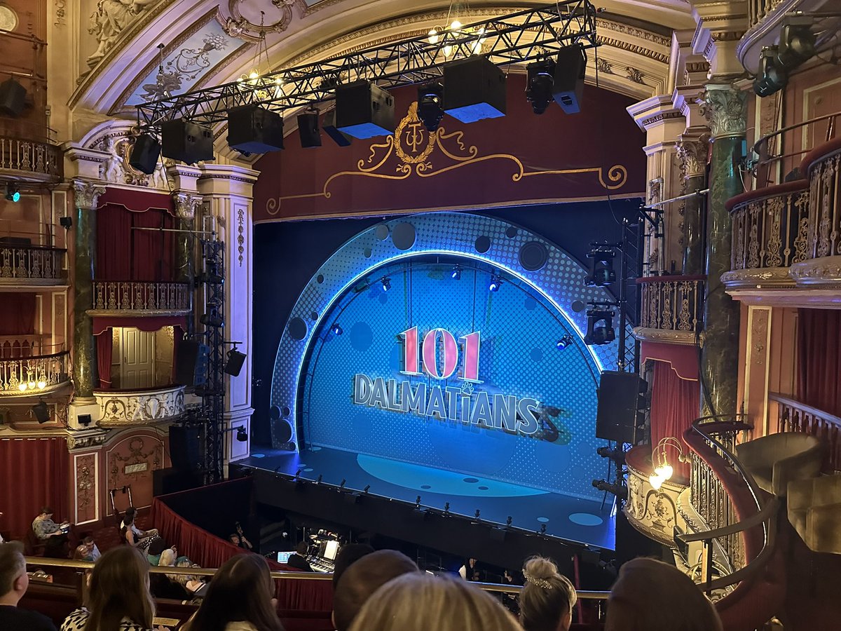 15 minute show delay so far due to “technical issue” at New Wimbledon Theatre (who let the dogs out?) 🐾🐾🐾🐾🐾