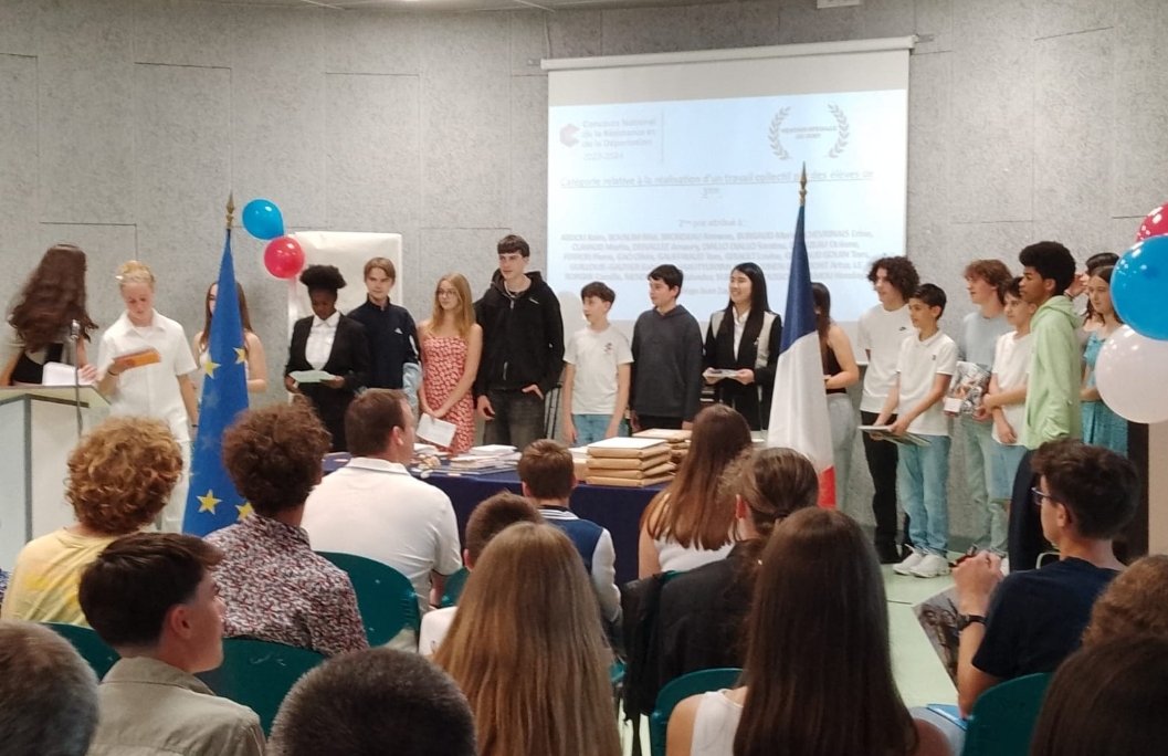 Remise des prix du concours académique de la résistance et de la déportation jeudi au collège. La 3emeA termine à la 2nde place et représentera l'académie au concours national  <a href="/PortailCNRD/">Portail du CNRD</a> <a href="/acpoitiers/">Académie de Poitiers</a> <a href="/DSDEN79/">DSDEN Deux-Sèvres</a>