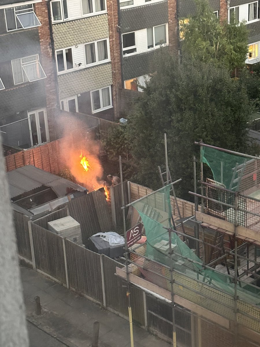Nics8716's tweet photo. @LewishamCouncil surely this is not fair ? Polluting the neighbourhood because he cannot be bothered to recycle. MY CHILD has ASTHMA. This is continuous despite several conversations with him ! What next. All windows have to be closed in the heat because of this https://t.co/X7H6XeFzdi