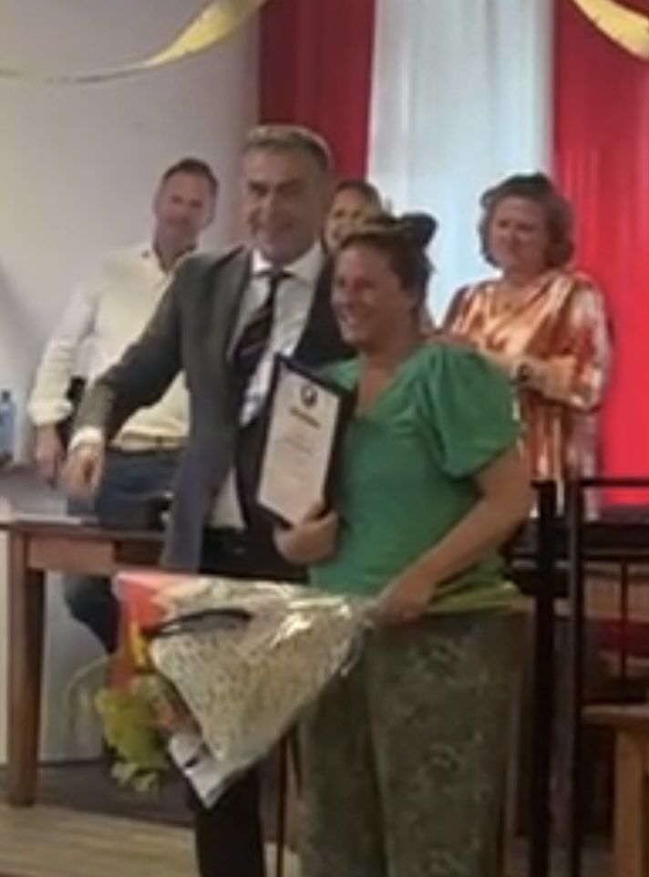 Op mijn moment van de dag mijn zuster <a href="/LauravanGigch/">Laura Van Gigch</a>  benoemd tot lid van verdienste van <a href="/hbscraeyenhout/">HBS Craeyenhout ⚽️🏑🏏</a>  <a href="/Jacco67/">JJV</a>  #trots