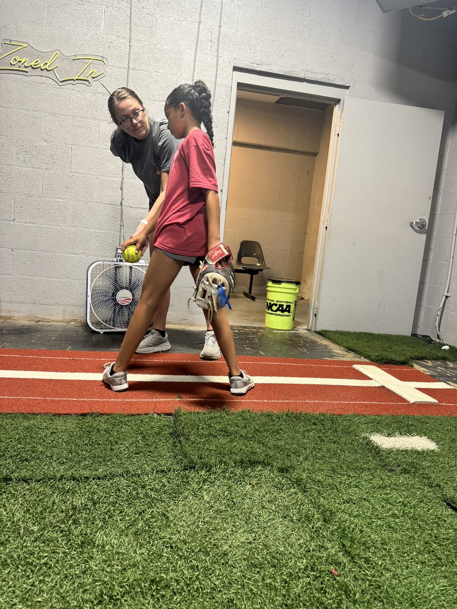 Mckenziep2032's tweet photo. Working with coach sam today. Getting ready for 12u https://t.co/T7CBQETaJx