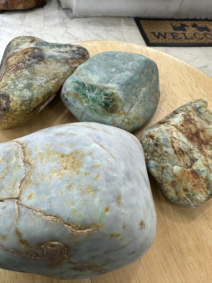 糸魚川翡翠　あかい海焼け　特大海石　1070g 週末、本気出して拾いに海岸へ〜✨✨👀 海石🪨青翡翠