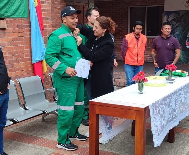 ANMColombia's tweet photo. 📷 Te compartimos algunas #fotos de la ceremonia de graduación de 14 socorredores mineros en la Estación de Seguridad y Salvamento Minero de #Ubaté, Cundinamarca ⛑️
¡Su labor es indispensable para proteger a quienes trabajan en el sector! 
#MineríaParaLaVida 👷⚒️ https://t.co/nKlr5f7afm