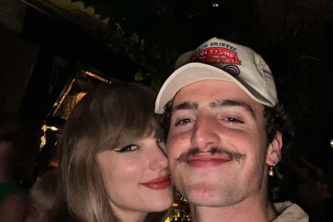 📲| <a href="/bensonboone/">Benson</a> shares a selfie with <a href="/taylorswift13/">Taylor Swift</a> on Instagram 

"I need... (Taylor Swift)...these beautiful things that I've got"