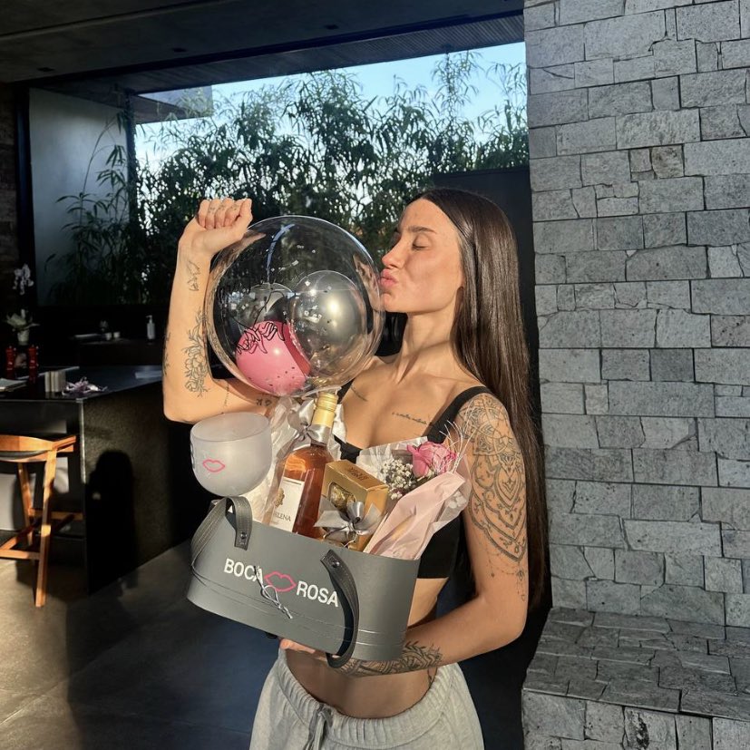 Nossa união foi por você e é estaremos sempre aqui, torcendo e vibrando com cada conquista sua.
Te amamos desde sempre e pra sempre! 🍠👄☀️👄💸 <a href="/BiancaAndrade/">Boca Rosa ⭐️👄</a>