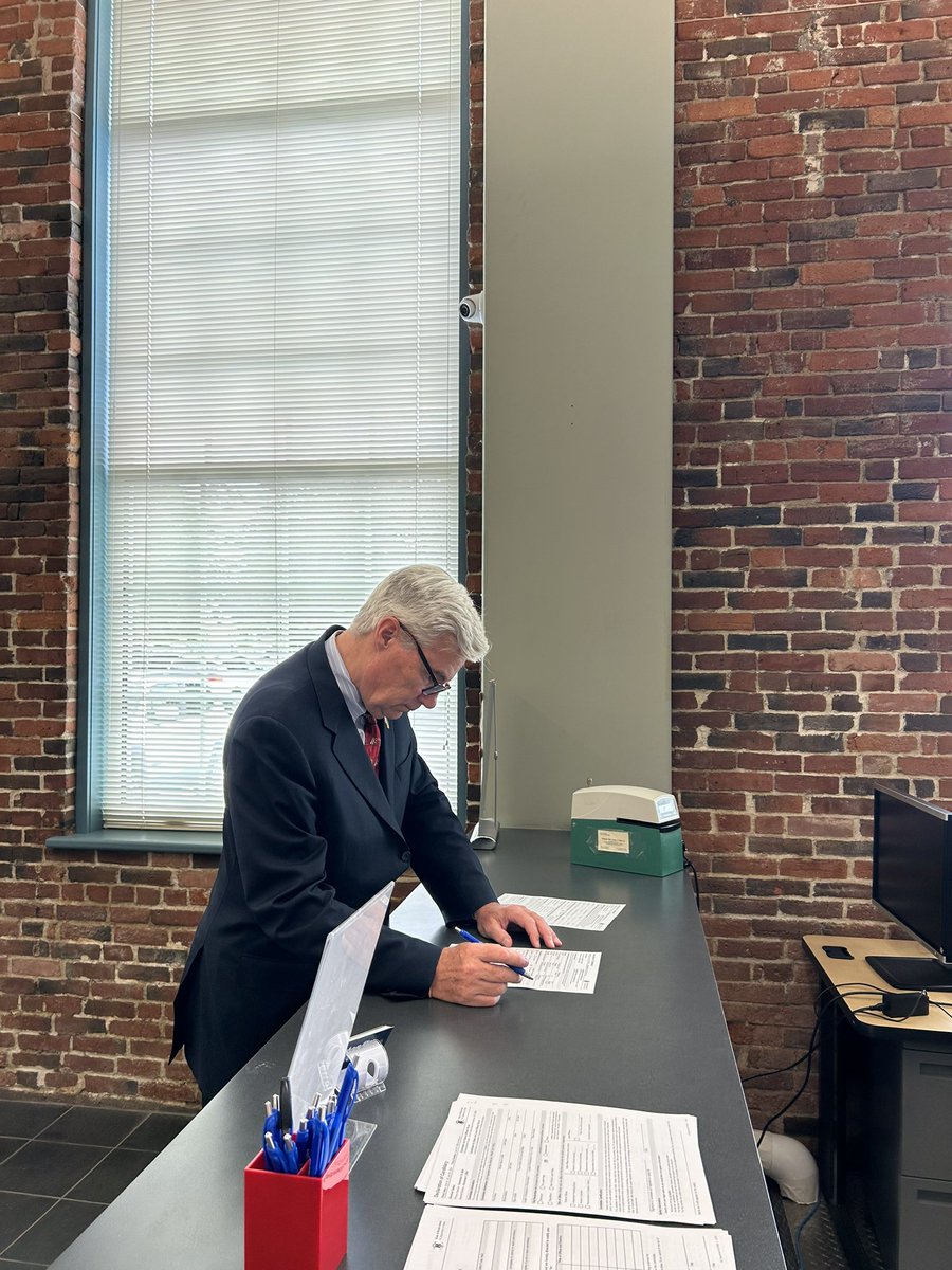 Today I officially filed to run for reelection. I’m in the middle of big fights to build an economy that works for the middle class, improve health care, fix SCOTUS, and leave our grandkids a safe planet. It’s an honor to represent RI, and I look forward to asking for your vote.