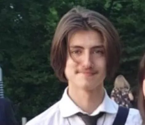 Hallaschka_HH's tweet image. 🔲 Der 20jährige Philippos ist hirntot.
In diesen Stunden wird er sterben.
Sein Körper werde noch am Leben erhalten, um eine Organspende zu ermöglichen, so die Familie in der @nwnews 
Philippos hatte am Samstagabend die Abifeier seiner Schwester in #BadOeynhausen besucht 
1/2