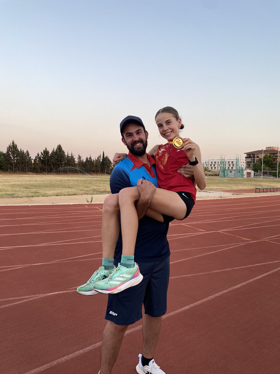 Compartir la primera medalla internacional  es algo que me apetece y mucho. 
A nivel individual nos quedamos con la chapa de chocolate, pero que sabor a Oro tiene…
Muchas horas de trabajo, de momento buenos y no tan buenos, pero hacedme caso, merece la pena y mucho.
🇪🇸