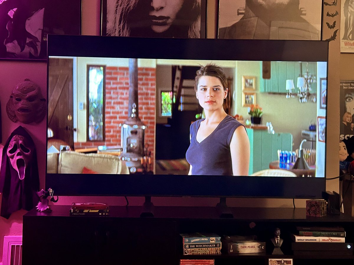 nathanbohatch's tweet image. Scream 3 has my absolute favorite ending to any Scream movie. It brings tears to my eyes to see Sidney in that final moment, bathed in California sunlight, looking out onto her open-doored porch. Not scared or anxious but hopeful and at peace. 🥹❤️ #scream #scream3 #ghostface