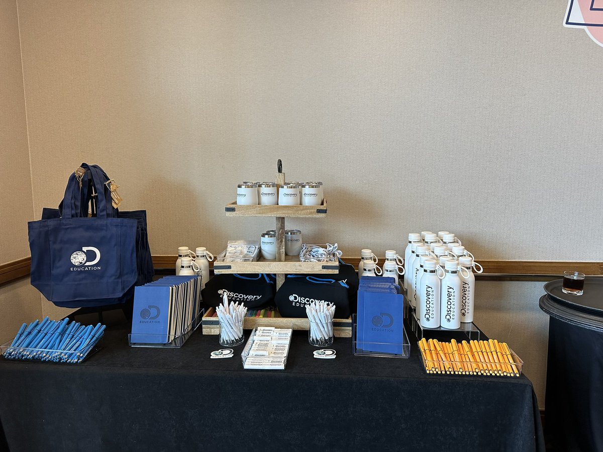 pnabbie's tweet image. Come by @DiscoveryEd’s Curiosity Suite in the Hyatt Regency, 3rd Floor, Agate Room.

We have snacks, swag, and bags!

Donuts 🍩 with the DEN tomorrow morning from 7-9am!

#ISTELive23