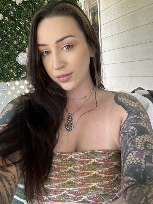 I finally got tan lines 😂 https://t.co/yrX17nB6ij