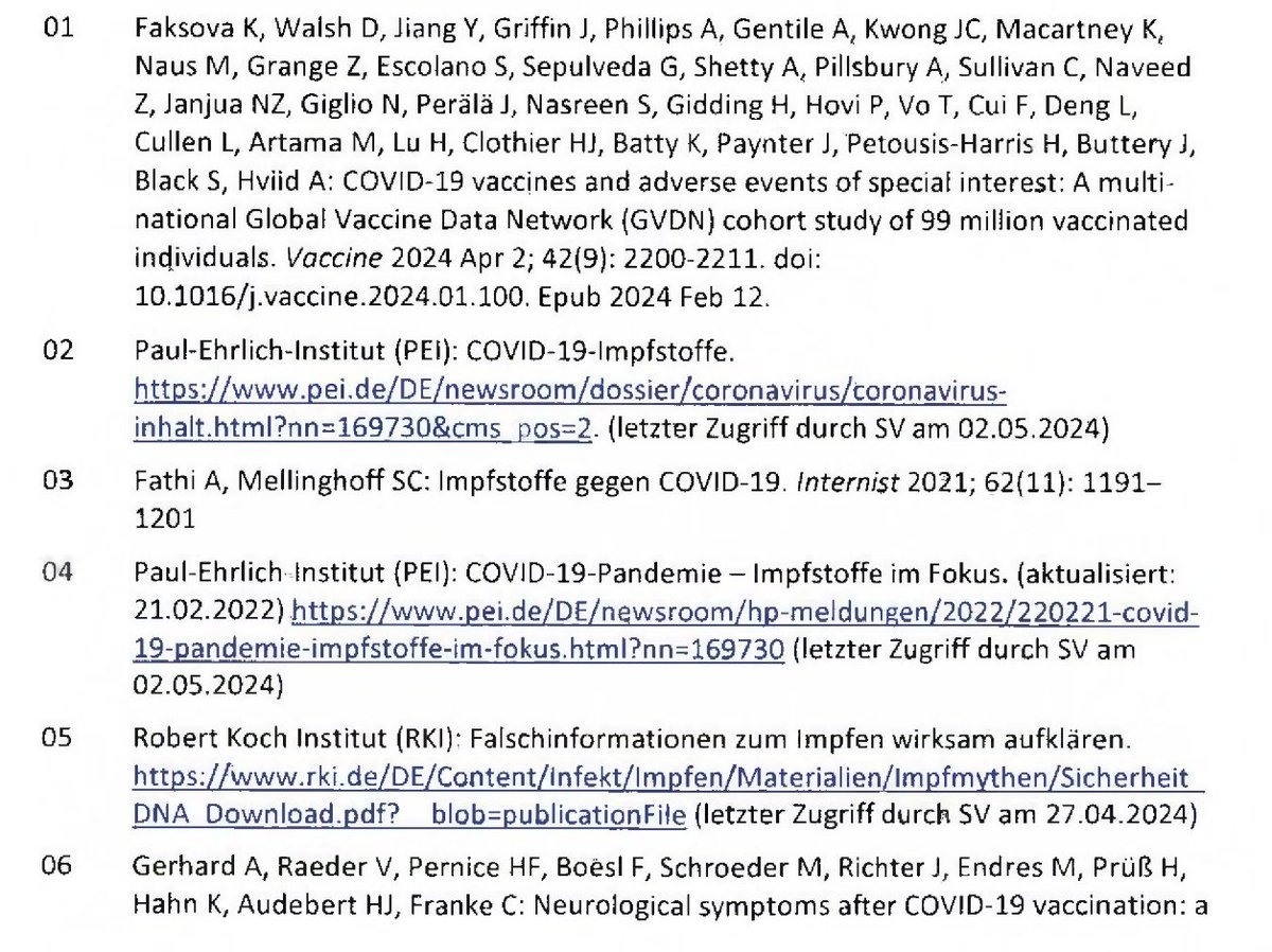 AnwaltUlbrich's tweet photo. Thema heute: "Prof. Dr. Klaus Mörike aus Tübingen"

Das Landgericht Köln hatte in einer Vielzahl von Verfahren Prof. Dr. Klaus Mörike aus Tübingen als Sachverständigen bestellt. 

Im Vorfeld der Prüfung hatte ich mir nur seine veröffentlichte Literatur angesehen und konnte differenzierte Töne zur Impfschadensthematik wahrnehmen, weshalb wir den Sachverständigen nicht monierten. 

Nun stellt sich heraus, dass das ein Fehler war und wir deutlich mehr Stunden in detektivischer Kleinarbeit mit seiner Vita und seinem Schaffen hätten verbringen sollen. 

Denn der gerichtlich bestellte Sachverständige erweist sich als ausgesprochener und gänzlich unreflektierter Befürworter der Impfung, vor allem von Comirnaty.

So empfahl er ausdrücklich den Schwangeren und stillenden Müttern ausdrücklich "Comirnaty". Das ist der Impfstoff von BioNTech. https://t.co/6EJeH3BQHn
Die Werbung für den Impfhersteller erfolgte u.E. entgegen dem Heilmittelwerbegesetz, da sowohl Comirnaty verschreibungspflichtig als auch die Covid19 Erkrankung meldepflichtig ist. 

Prof. Dr. Klaus Mörike war auch bis 2022 Mitglied der Arzneimittelkommission, die noch 2022 ausdrücklich die modRNA Impfstoffe den Ärzten empfahl und sich darüber hinaus mit einer Broschüre stark machten. 

Der gerichtlich bestellte Sachverständige teilte dem Landgericht Köln von seiner Vorbefasstheit als Verfechter der modRNA Impfung, insbesondere von Comirnaty nichts mit. 

So kam es, wie es kommen muss. Prof. Dr. Klaus Mörike sieht u.E. entgegen der aktuellen wissenschaftlichen Literaurlage dennoch ein postives Nutzen-Risiko-Verhältnis von Comirnaty. Auch ist er knallhart in seiner Bewertung, dass es völlig ausgeschlossen ist, dass Comirnaty 

- eine akute Herzerkrankung auslösen kann
- ein akutes Koronarsyndrom auslösen kann
- eine Herzrhythmusstörung auslössen kann, verbunden mit der Notwendigkeit einen Herzschrittmacher zu benötigen.

Wahrscheinlichkeit zur Impfung laut Angaben des Sachverständigen 0 Prozent.

Auch sei Comirnaty gänzlich ungeeignet eine Atemnot und eine Ateminsuffizienz zu verursachen. 

Zitat: "Atemnot ist ein bekanntes Symptom einer aktiven Covid-19 Infektion. Dagegen ist Atemnot als Folge einer Covid-19-Impfung, solange keine Myokarditis oder Perikarditis vorliegt, unbekannt"

Ferner sei gänzlich ausgeschlossen, dass Comirnaty Gefäßerkrankungen auslöse. Die Wahrscheinlichkeit betrage 0 %.

Gänzlich ausgeschlossen seien starke Blutdruckschwankungen. Der Sachverständige gibt auch hier die Wahrscheinlichkeit eines Zusammenhangs zu Comirnaty mit 0 Prozent an. 

Schwindel sei auch gänzlich als Folge der Verabreichung von Comirnaty fremd. Der Sachverständige hält Schwindel mit 0 Prozent Wahrscheinlichkeit an, dass Schwindel von der Impfung herrührt. 

Auch CFS gäbe es nach Impfung mit Comirnaty nicht. Dies sei gänzlich ausgeschlossen.  Die Wahrscheinlichkeit betrage 0 Prozent.

Das gilt auch für häufige Kopfschmerzen nach der Impfung. Dies sei gänzlich ausgeschlossen.  Die Wahrscheinlichkeit betrage 0 Prozent.

Sehstörungen infolge der Impfung mit Comirnaty seien auch gänzlich ausgeschlossen. 

Das gelte auch für Konzentrations- und Gedächtnisstörungen, Kraftlosigkeit, plötzliche Schweißausbrüche, Depressionen, Schlafstörungen und die Schädigung des Immunsystems. Alles zu 100 Prozent ausgeschlossen, dass Comirnaty auch nur im Ansatz dazu einen Beitrag leistete. 

Zur Frage des Gerichts nach dem Nutzen des Impfstoffes zu drei unterschiedlichen Zeitpunkten Zulassung, Verabreichung und heute:

"Stets sehr hoch" 

Zur Frage, ob es neben Impfung, Impfung und Impfung alternative Behandlugsmethoden für Comirnaty gab?

Ja, die Impfung. 

Sämtliche im Gutachten verwendeten Literaturangaben gibt es hier in der Anlage. Dazu gehört auch das "Facktensandwich". Der Rest ließ sich mit PEI und RKI - Daten füllen. Insgesamt waren 4 wissenschaftliche Aufsätze aus dem Bereich der medizinischen Wissenschaft maßgeblich alle sonstigen Fragen wurden ohne jegliche Literaturangaben und ohne jedweden Beleg beantwortet. 

Fertig ist das gerichtliche Sachverständigengutachten. Sieg für Comirnaty 100 Prozent. 

Es wird daher wohl kaum verwundern, dass die Klagepartei nunmehr den Sachverständigen wegen seiner Vorbefasstheit und seiner evidenzlosen Postulate wegen der Besorgnis der Befangenheit - hier der Parteilichkeit -  ablehnte. 

Für den Impfhersteller wird es ein Dauerlachkrampf gewesen sein, die gequirlte ...... zu lesen, wie geil Comirnaty ist. Das war sicher ein Fall für Champagner, wie bei den 95 Prozent Wirksamkeit im November 2020. Da soll ja auch die Party so richtig gestiegen sein. 

#Mörike #Gutachten #Landgericht #Köln #Parteilichkeit #Ablehnung