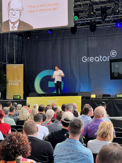 julianhosp's tweet photo. Mein Wertformel Talk vom #Greator Festival
Preis und Wert sind zwei unterschiedliche Dinge... nicht nur beim Investieren.
Wert = Nutzen * Menschen * Seltenheit
https://t.co/H62J1UrdKk https://t.co/QaP3cWTiqA